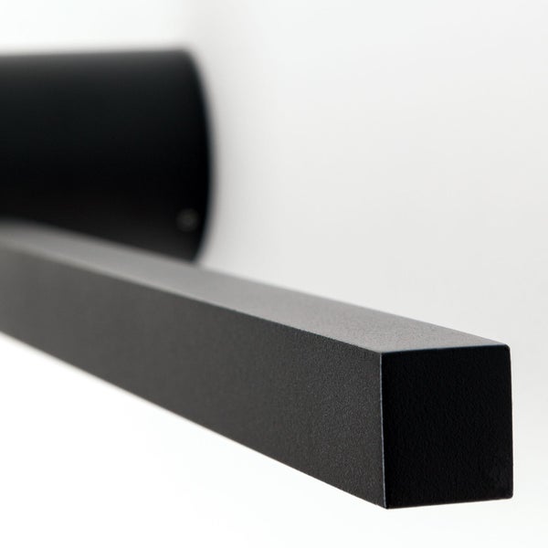 Wandleuchte mit eckigem Arm und runder Wandbefestigung