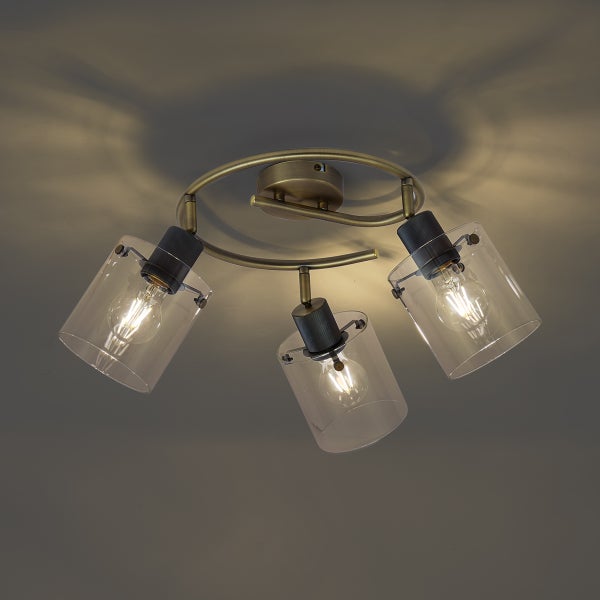 Deckenleuchte mit drei Glaslampenschirmen