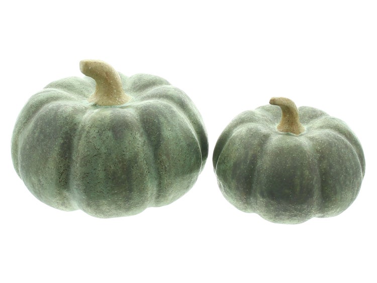 Zwei dekorative Kürbisse aus Keramik für Herbstdekorationen.