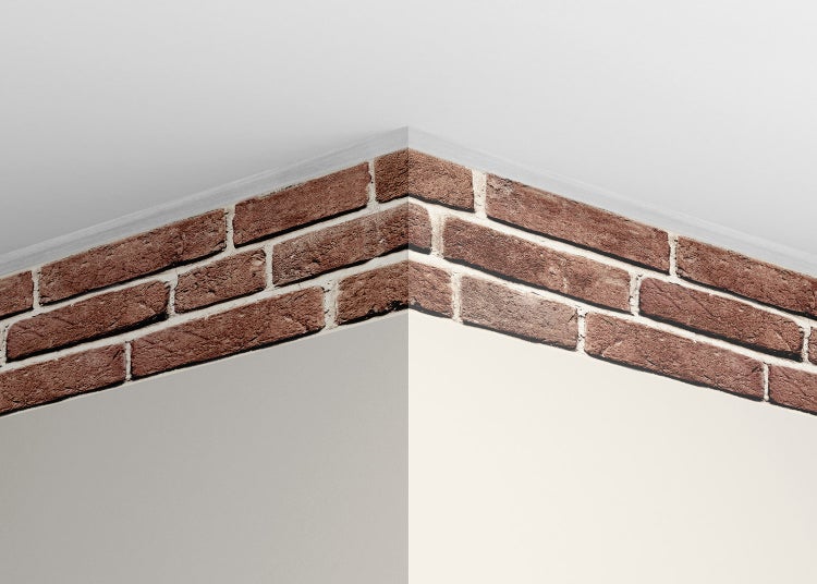 Tapetenbordüre mit rotbraunem Ziegelmuster, angebracht am oberen Rand einer Wand zum Deckenabschluss.
