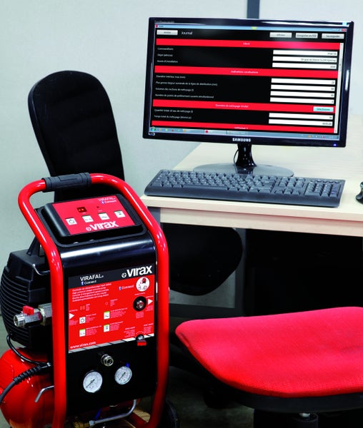 Virax Virafal Connect Spülgerät mit Computermonitor in einem Büroraum.