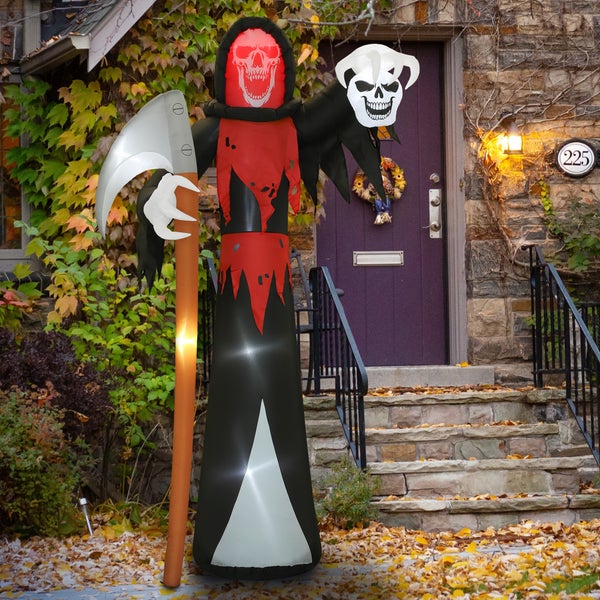Aufblasbarer Sensenmann mit Schädel für Halloween Dekoration vor dem Haus.