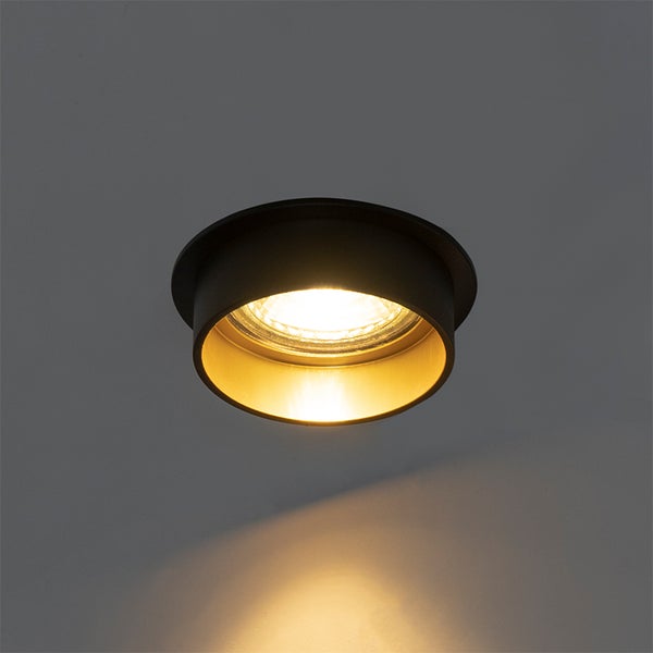 Einbaustrahler rund schwarz mit eingeschaltetem warmem Licht an der Decke.