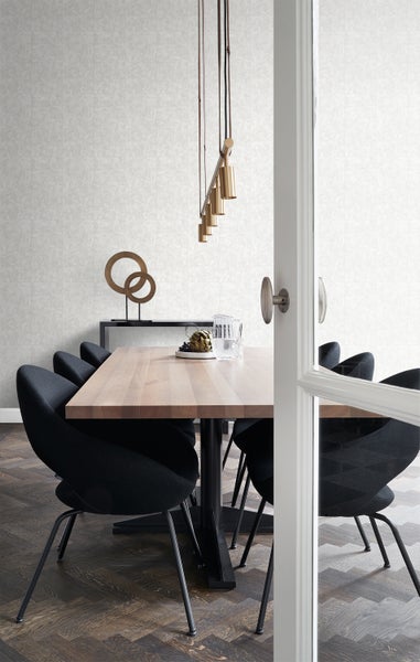 Esszimmer mit Holztisch, Stühlen, Pendelleuchte und Dekoration