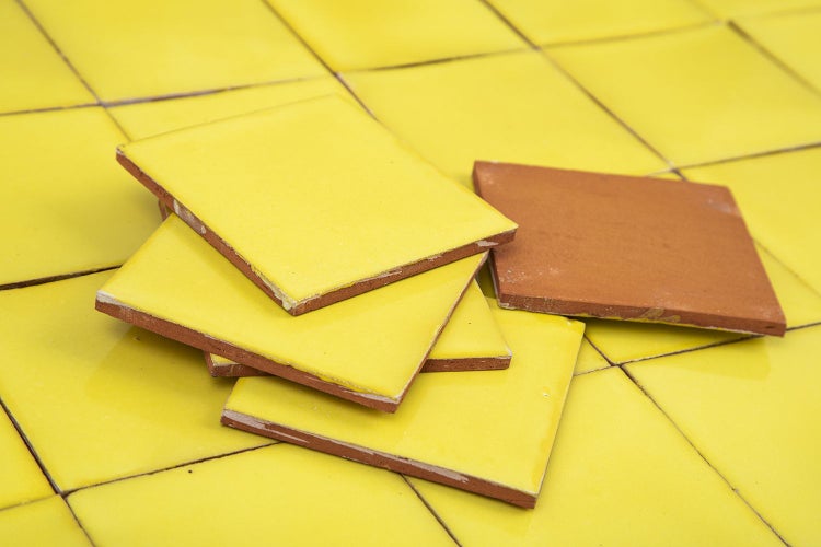 Gelbe und terrakottafarbene Bodenfliesen