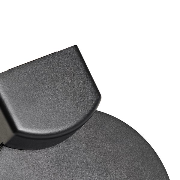 Detailansicht einer mattschwarzen Metalloberfläche mit feiner Struktur.
