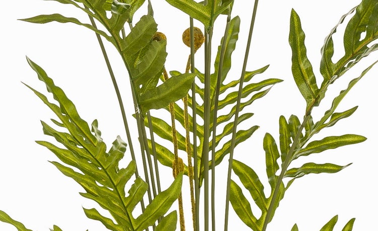 Künstlicher Farn im schwarzen Kunststofftopf mit realistisch gestalteten grünen Wedeln für die Innendekoration.