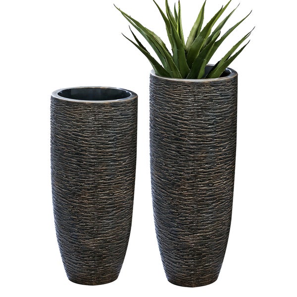 Zwei silberfarbene Schmetterlingsfiguren auf Holzsockel als Dekoration.