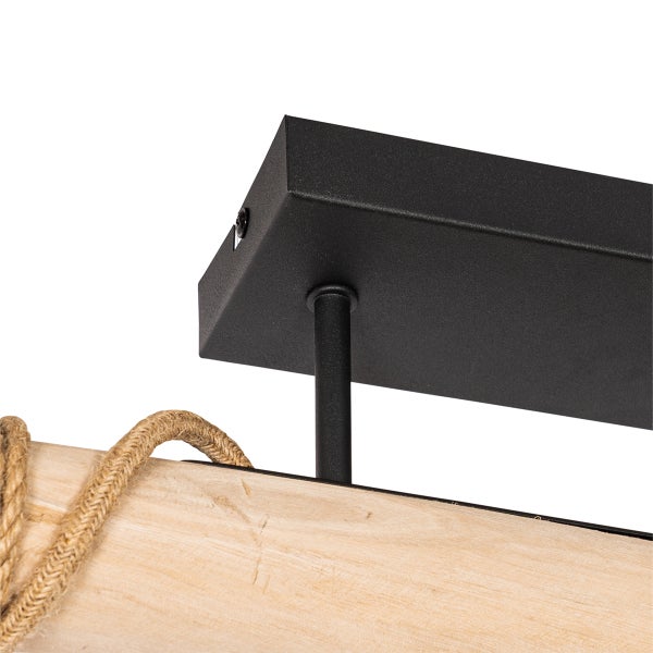 Detailaufnahme einer Deckenleuchte mit Holzbalken und Seilaufhängung