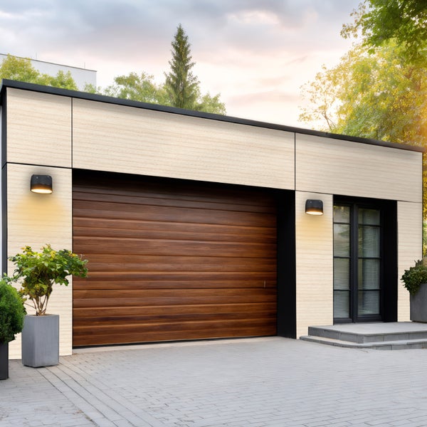 Moderne Garage mit Holztor, Außenbeleuchtung und Pflanzkübeln