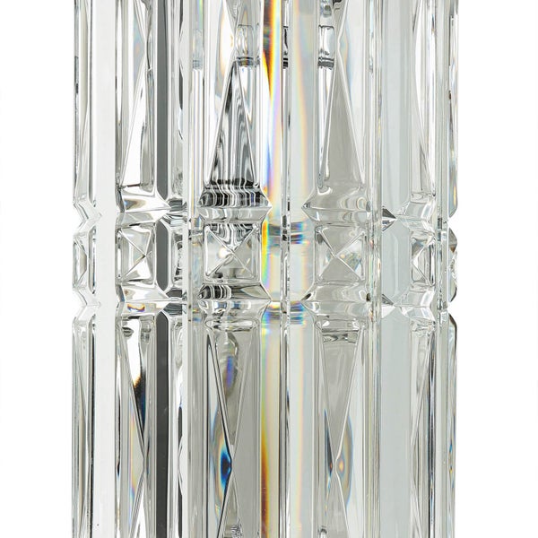 Detailaufnahme einer Glasvase mit geometrischen Mustern.