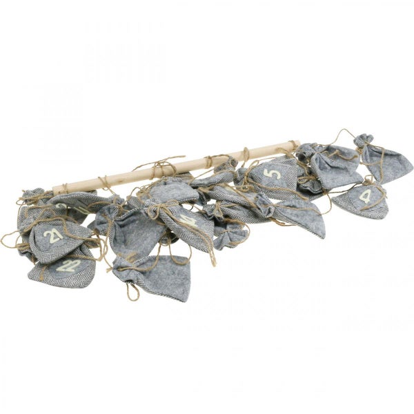 Grauer Adventskalender mit Zahlen an einem Holzstab