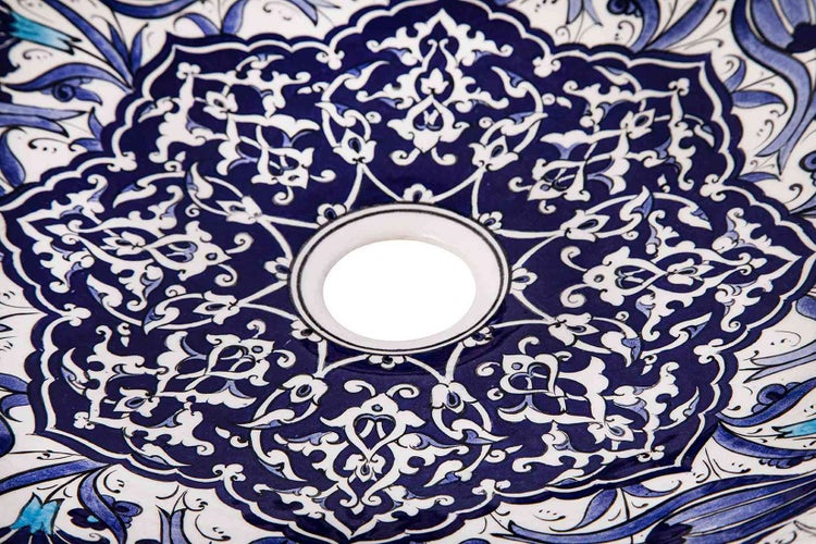 Detailansicht eines Keramikwaschbeckens mit blau-weißem Dekor