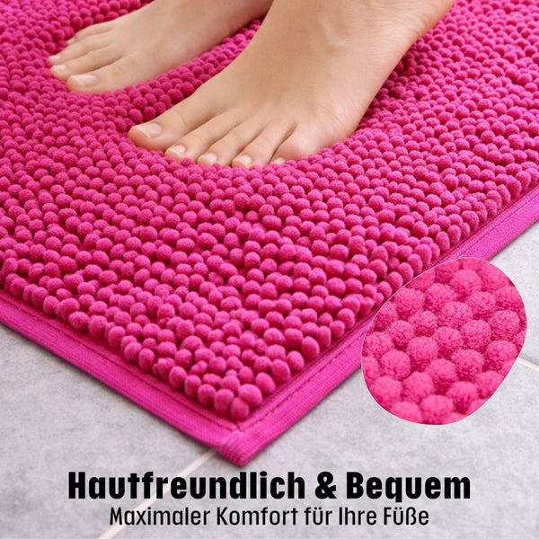 Weiche rosa Chenille Badematte mit Noppenstruktur, Nahaufnahme der Oberfläche und Füße auf der Matte.
