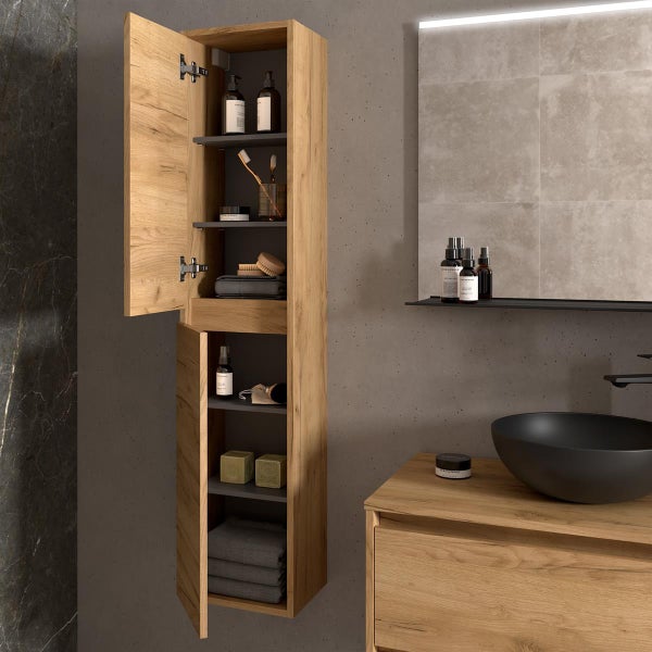 Bad-Hochschrank in Holzoptik mit zwei geöffneten Türen, Einlegeböden und Badutensilien in einem modernen, organisierten Badezimmer.