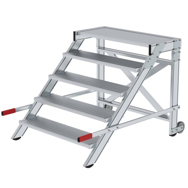 Aluminium-Arbeitstreppe mit fünf Stufen, rutschfesten Trittflächen und Transportrollen für den mobilen Einsatz.