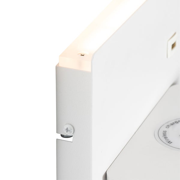Detailaufnahme eines weißen Möbelelements mit LED-Beleuchtung, USB-Anschluss und kabelloser Ladefunktion