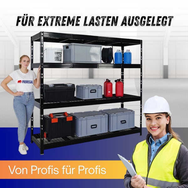 Schwarzes PROREGAL Schwerlastregal aus Metall mit drei Gitterböden, beladen mit Boxen und Kanistern, neben einer Person zur Größenveranschaulichung.