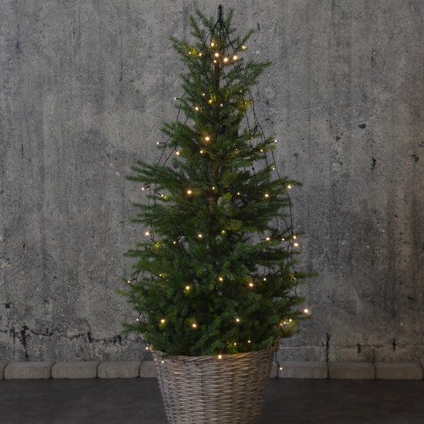 Geschmückter Weihnachtsbaum im Korb