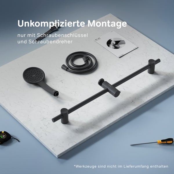 Duschset bestehend aus Handbrause, Brauseschlauch und Duschstange auf einer Arbeitsfläche mit Montagehinweis und Werkzeug.