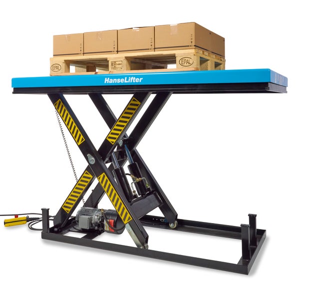 Elektrischer stationärer Scherenhubtisch von HanseLifter mit Europalette und Kartons auf der Plattform.