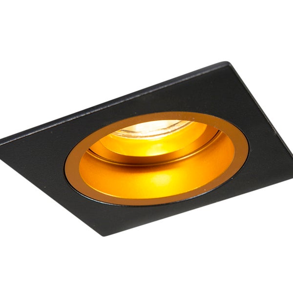 Quadratischer LED Einbaustrahler in Schwarz mit goldfarbenem Reflektor im eingeschalteten Zustand.