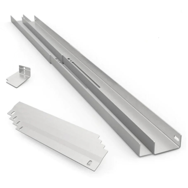 Montageschienen und Befestigungswinkel aus Metall für Regalsysteme.