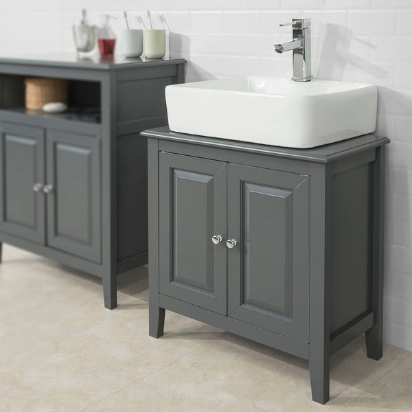 Graue Schranktüren mit runden Griffen