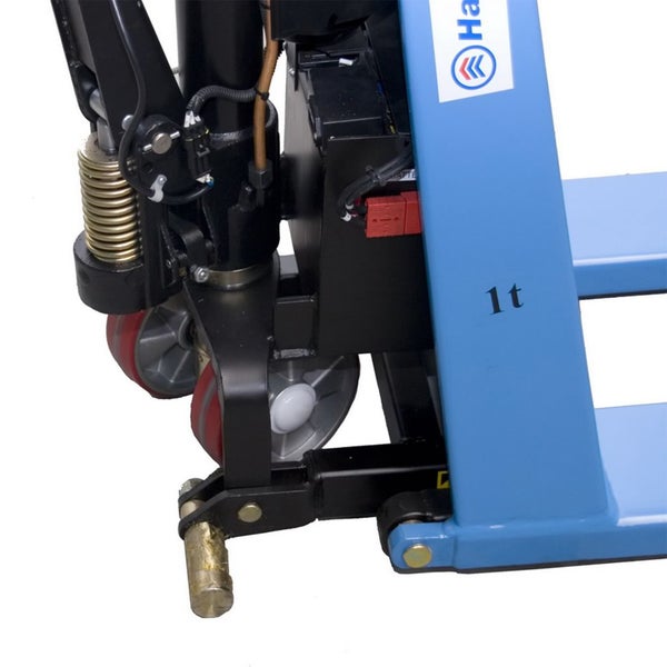 Detailaufnahme eines Hubwagens mit Hubmechanik, Rollen, Batteriefach, Tragkraft 1 Tonne und HanseLifter Logo.
