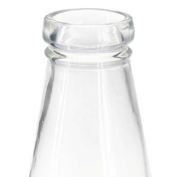 Nahaufnahme der Öffnung einer transparenten Glasflasche.