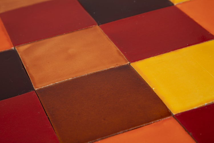 Nahaufnahme eines Schachbrettmusters aus Keramikfliesen