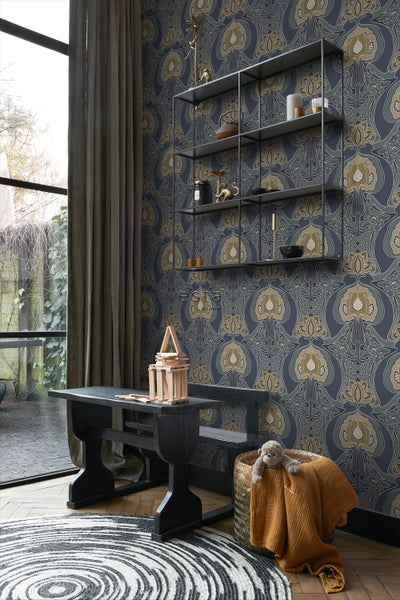 Dekorativer Raum mit Mustertapete, Regal, Schreibtisch, Korb und rundem Teppich