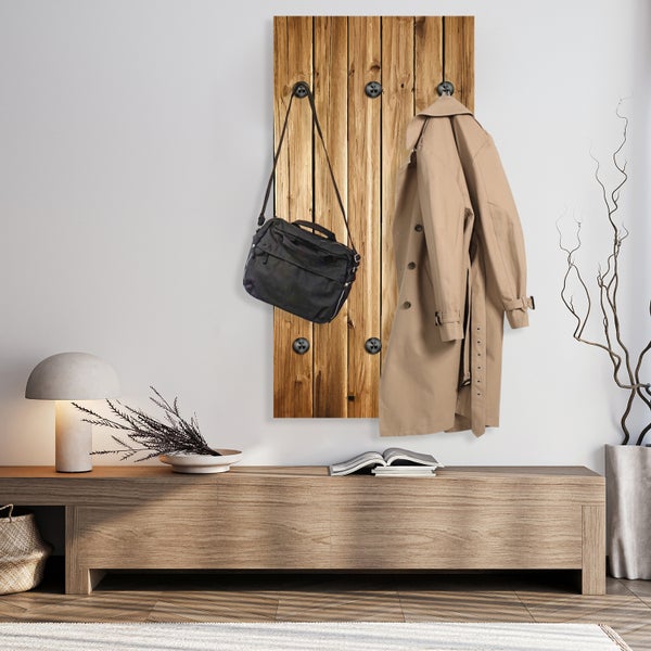 Holzgarderobe mit Mantel, Tasche und Kommode im Flur