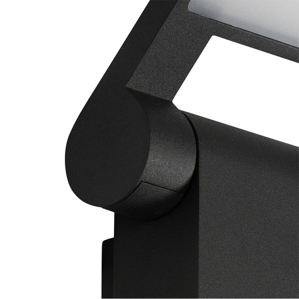 Detailaufnahme des verstellbaren Gelenks einer schwarzen Außenleuchte aus Metall.