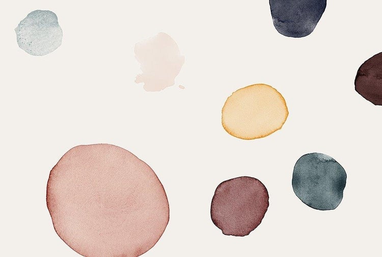 Tapete mit abstrakten Aquarell-Kreisen in Rosa, Gelb, Blau und Dunkelrot.