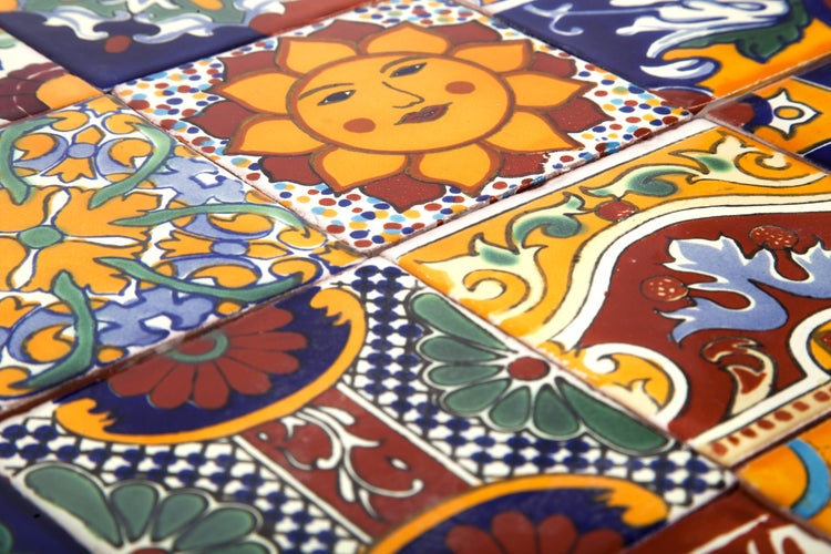 Dekorative Fliesen mit verschiedenen Mustern, einschließlich Sonne