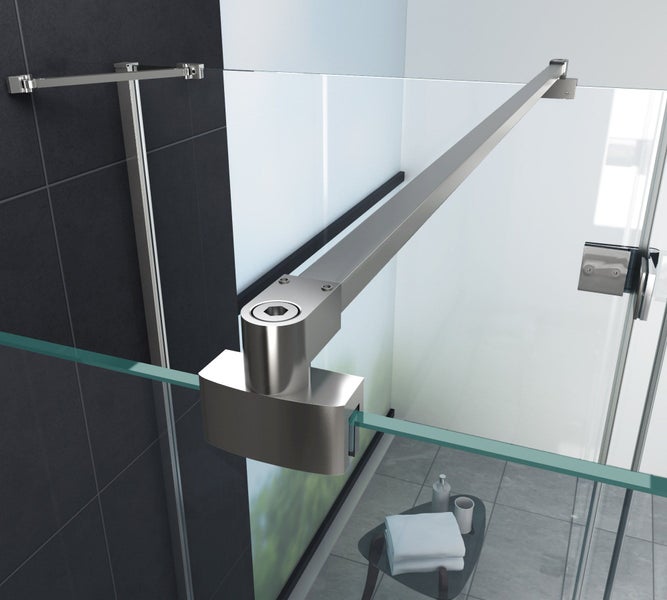 Detailaufnahme eines Duschabtrennungsbeschlags in einem Badezimmer
