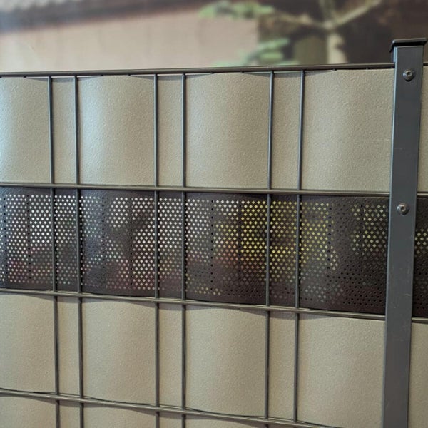 Detailansicht eines Doppelstabmattenzauns mit Sichtschutzelementen und Lochblechelementen