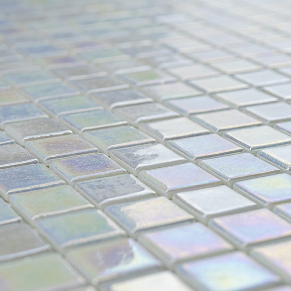Quadratische Mosaikfliesen mit schimmernder Oberflaeche fuer Wand und Boden.