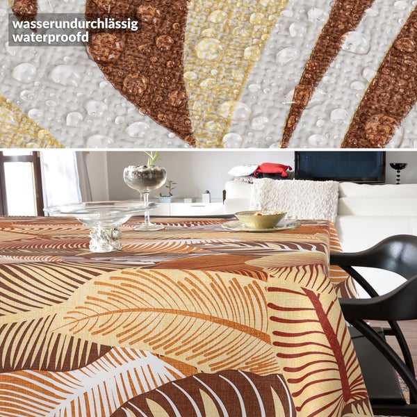 Abwaschbare Tischdecke mit Blättermuster in Braun und Beige, wasserundurchlässiges Material mit Wassertropfen-Detail in hellem Wohnzimmer.