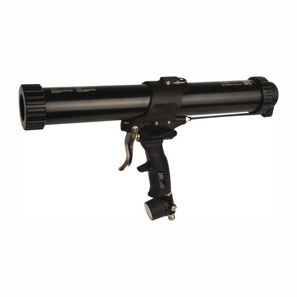 Eine Hand schleift ein Rohr mit Schleifpapier.