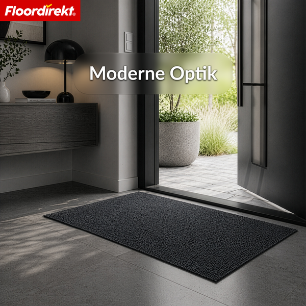 Floordirekt Logo. Moderne Schmutzfangmatte im hellen Eingangsbereich vor einer offenen Tür mit Blick in den Garten.