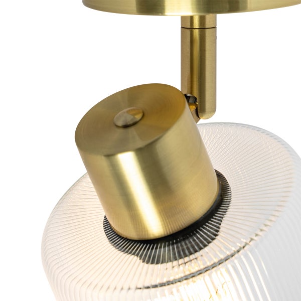 Detailansicht einer Deckenleuchte mit Glaslampenschirm und Messinghalterung