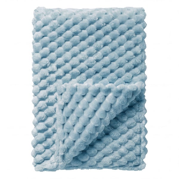 Hellblaue Kuscheldecke aus weichem Plüsch mit 3D-Noppenstruktur.