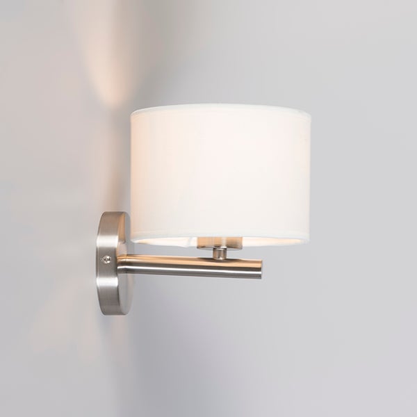 Moderne Wandleuchte mit zylindrischem Textilschirm und Halterung aus Metall.
