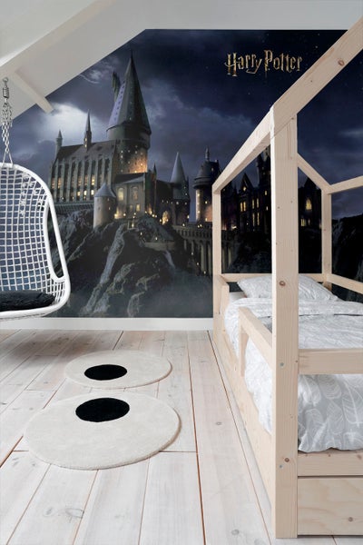 Kinderzimmer mit Himmelbett, Schaukelstuhl und Harry Potter Schloss Wandbild