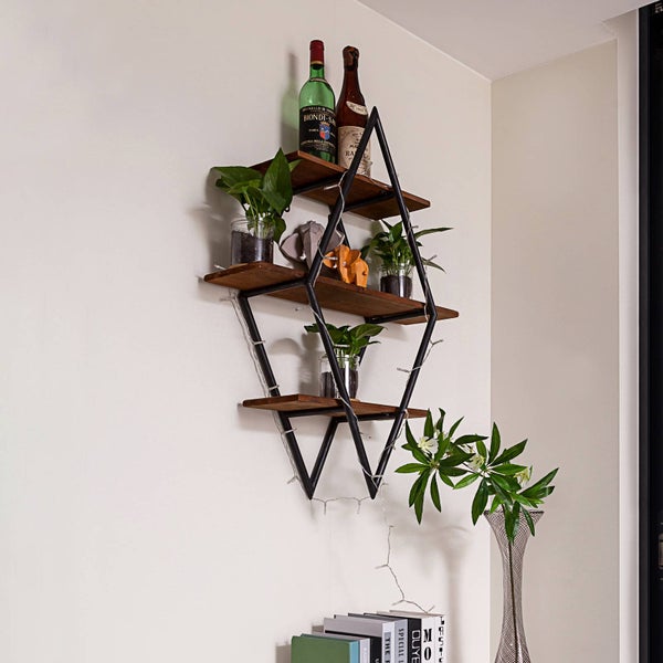 Geometrisches Wandregal im Industriestil aus Metall und Holz, dekoriert mit Pflanzen und Flaschen.