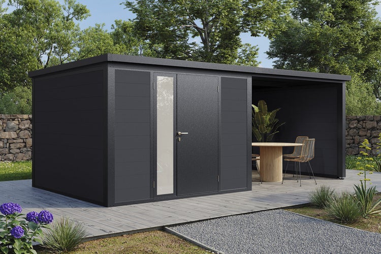 Modernes Gartenhaus mit Flachdach und integriertem Freisitz. Das Haus besitzt eine Tür mit Glaseinsatz und steht auf einer Holzterrasse im Garten.