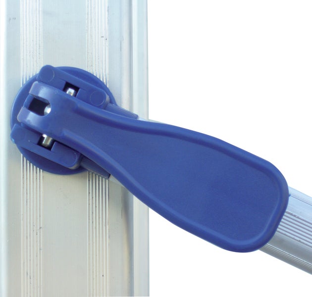 Detailansicht einer Sprossenleiter mit blauem Verriegelungsmechanismus