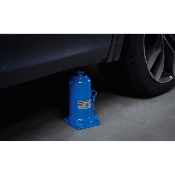 Hydraulischer Wagenheber unter einem Auto